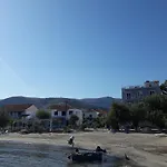 Hotel Prinos فندق *
